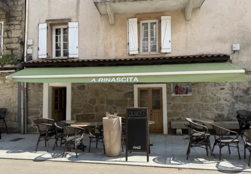 Rentoilage d'un store avec lettrage sur lambrequin à Levie, Propriano, WATTOU