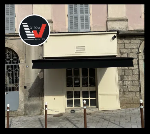 Conception et pose d’un store coffre entièrement noir pour habiller cette façade bois d’un commerce à Sartène, Propriano, WATTOU