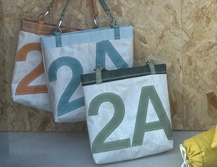 Réalisation de sac pour la nouvelle saison de sac de plage en upcycling, Propriano, WATTOU