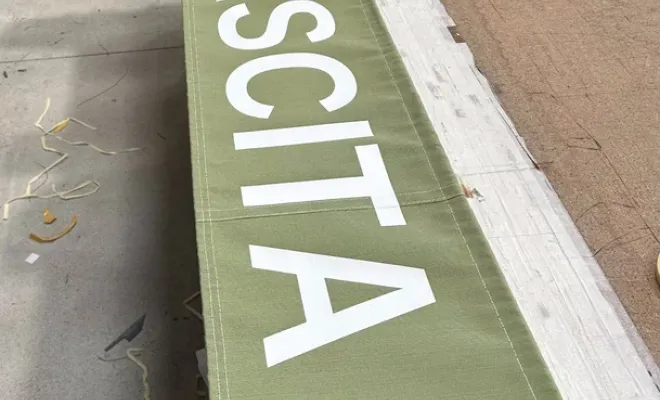 Rentoilage d'un store avec lettrage sur lambrequin à Levie, Propriano, WATTOU